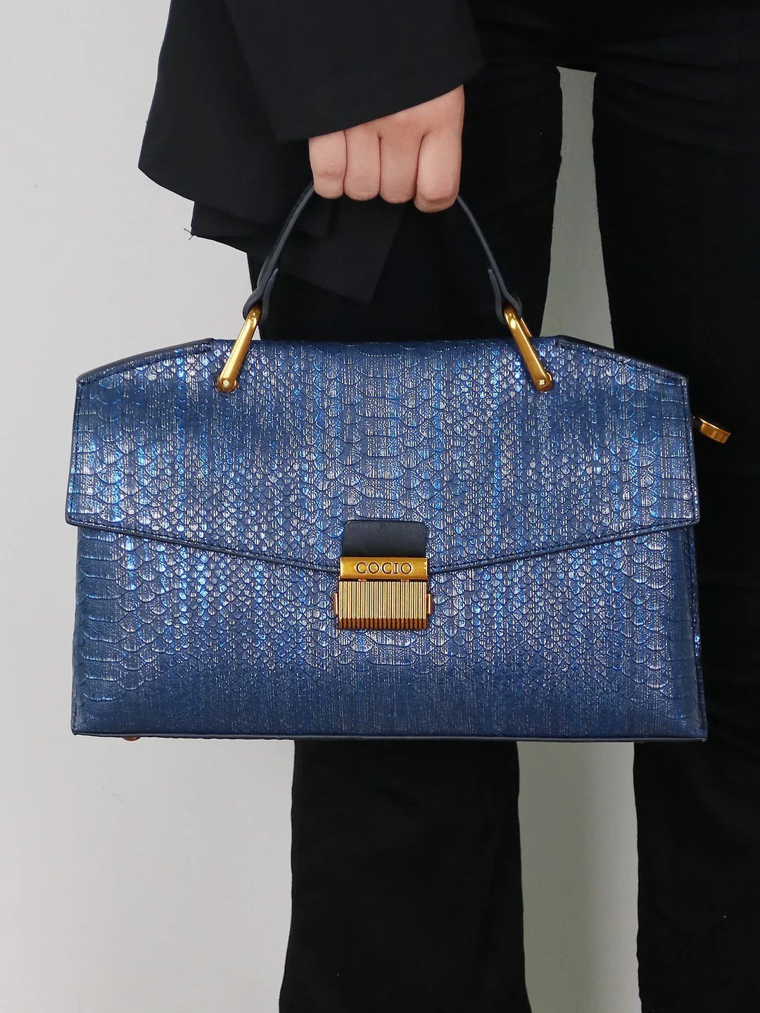 Cocio - Tasche mit geprägtem Schlangenmuster