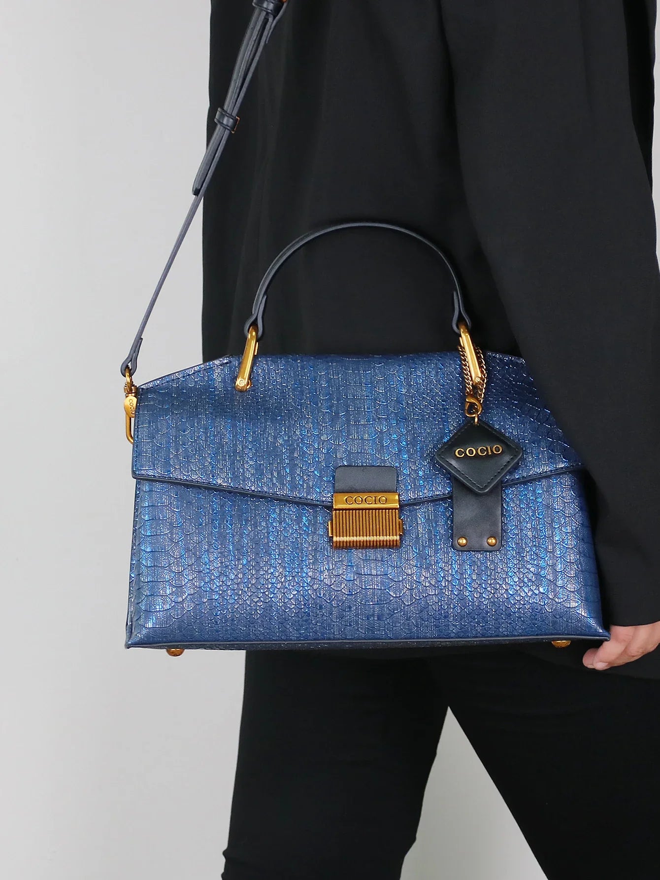 Cocio - Tasche mit geprägtem Schlangenmuster