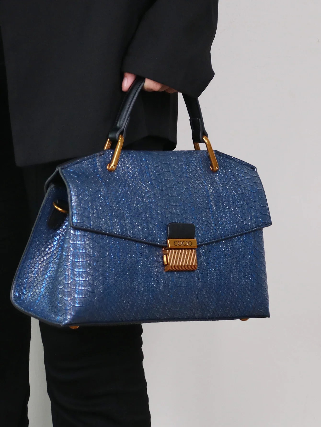 Cocio - Tasche mit geprägtem Schlangenmuster