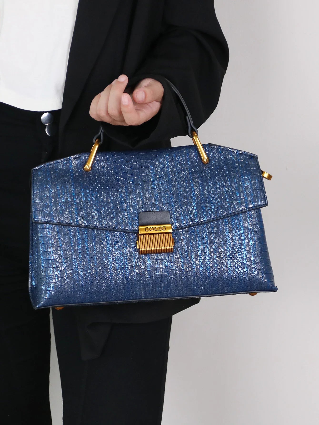 Cocio - Tasche mit geprägtem Schlangenmuster