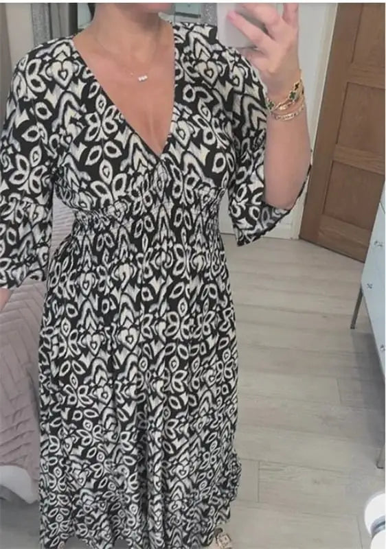 Robe fleurie avec décolleté en V